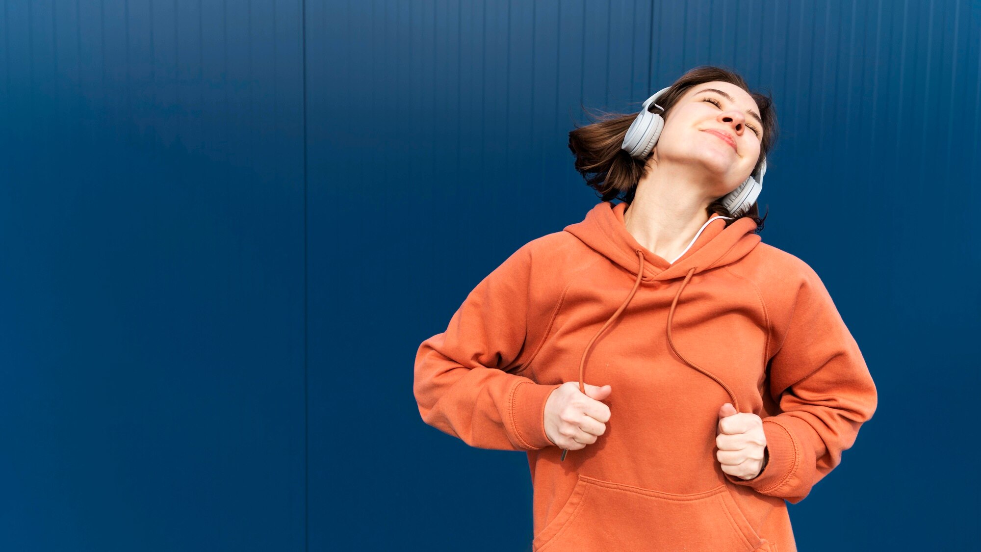 girl-headphone
